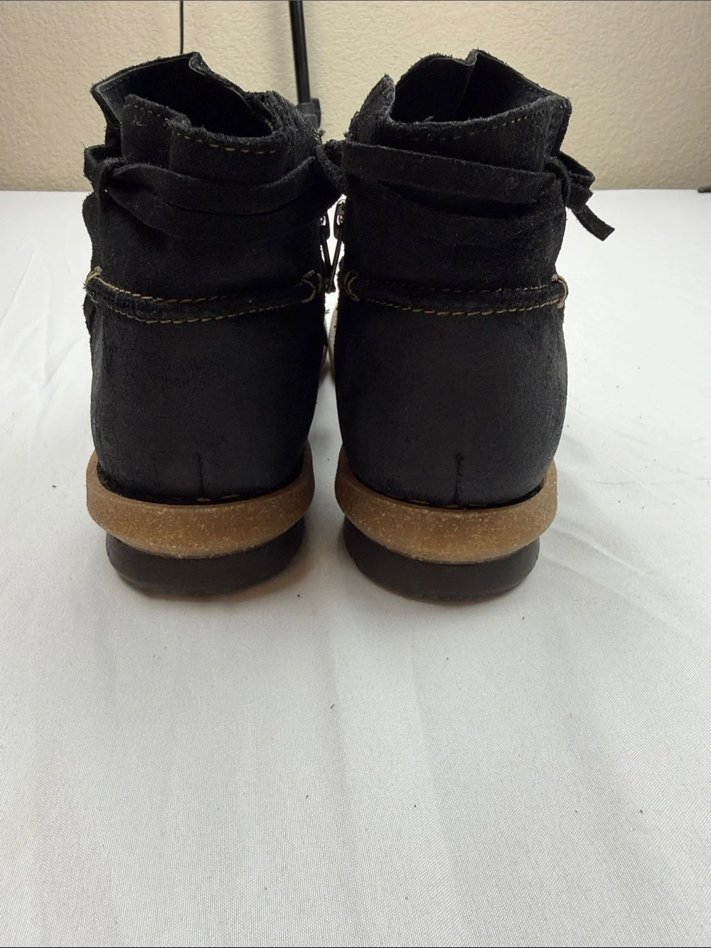 Børn Tarkiln Ankle Boot in Black Distressed.